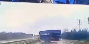 yolcu dolu minibusun onune cikan kamyona carptigi kazanin goruntuleri ortaya cikti iyagnYaN.jpg