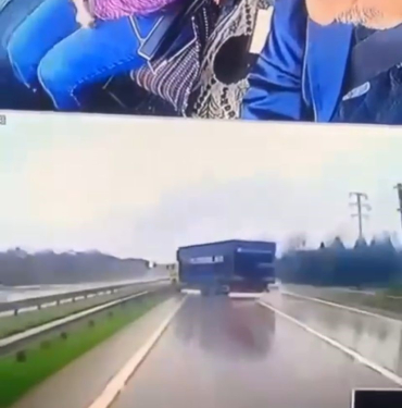 yolcu dolu minibusun onune cikan kamyona carptigi kazanin goruntuleri ortaya cikti iyagnYaN.jpg