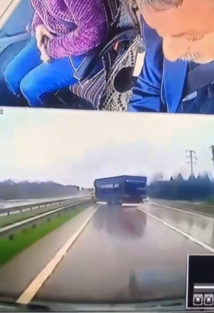 yolcu dolu minibusun onune cikan kamyona carptigi kazanin goruntuleri ortaya cikti iyagnYaN.jpg