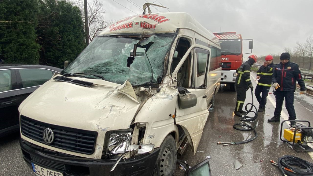 yolcu minibusu kamyona carpti 2 yarali YR9LOwDH.jpg