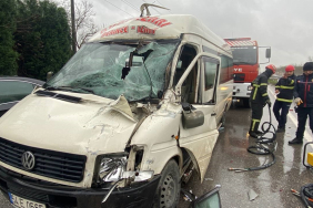 yolcu minibusu kamyona carpti 2 yarali YR9LOwDH.jpg