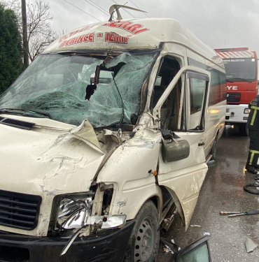 yolcu minibusu kamyona carpti 2 yarali YR9LOwDH.jpg