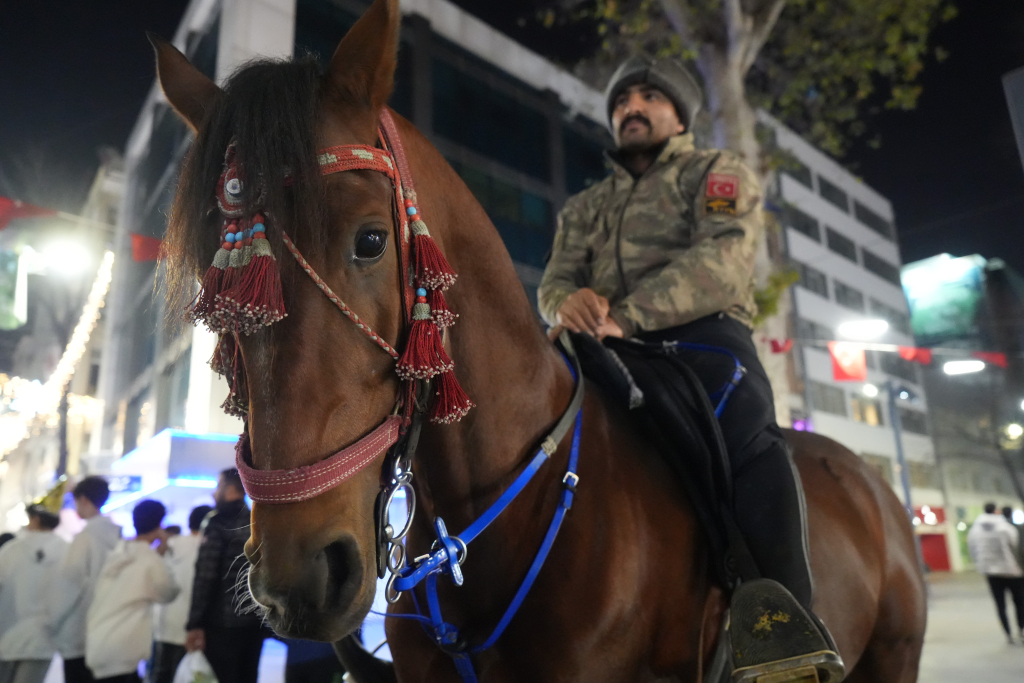 'AT TÜRKÜN KANADIDIR' DİYEREK YENİ YILA AT ÜSTÜNDE GİRDİ