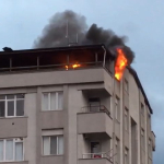5 katlı apartmanın çatısı alev alev yandı