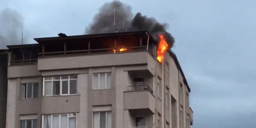 5 katlı apartmanın çatısı alev alev yandı