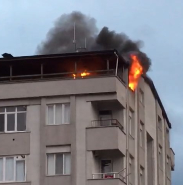5 katlı apartmanın çatısı alev alev yandı