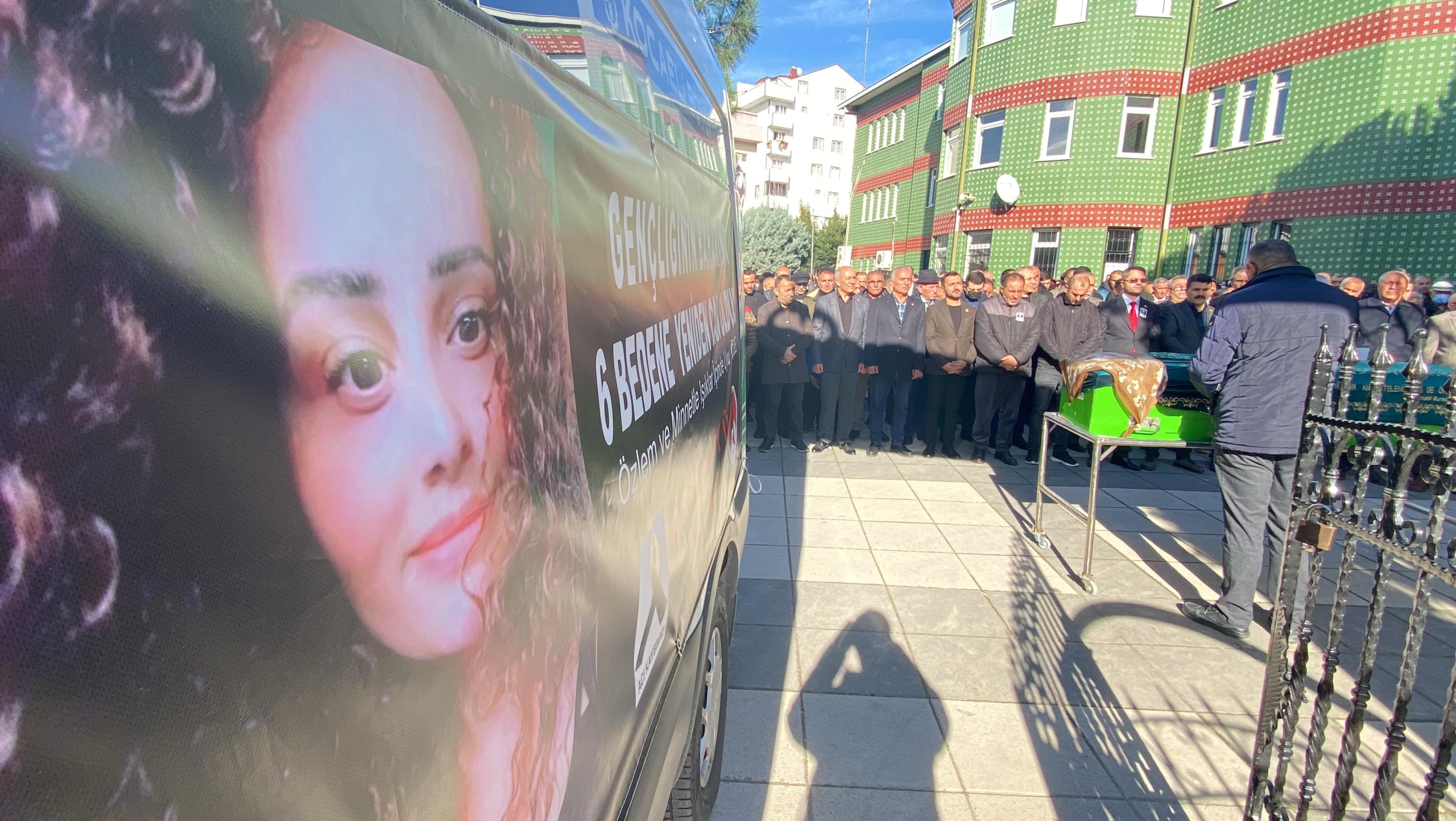 6 KİŞİYE UMUT OLAN SAĞLIK TEKNİSYENİ SON YOLCULUĞUNA UĞURLANDI ORGAN BAĞIŞÇISI KADININ BABASI: "KIZIMLA GURUR DUYUYORUM, 6 İNSANI HAYATA DÖNDÜRDÜ" "KIZIMIN ORGANINI BAĞIŞLADIĞI İNSANLAR YAŞASIN BEN MUTLU OLURUM"