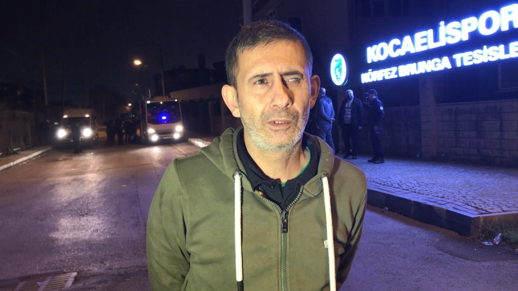 BİRBİRLERİNİN ÜSTÜNE SATIR VE SİLAHLA YÜRÜYEN ESKİ TRİBÜN LİDERLERİ ŞİKAYETLERİNDEN VAZGEÇTİ