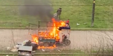 ALEV ALEV YANAN EKMEK TEKNESİNİ ÇARESİZ GÖZLERLE İZLEDİ EKMEK TEKNESİ GÖZÜNÜN ÖNÜNDE KÜLE DÖNDÜ