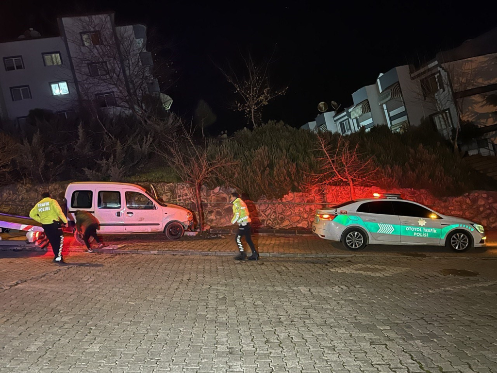 ALKOLLÜ SÜRÜCÜ ÖNCE POLİS ARACINA, SONRA AĞACA ÇARPARAK DURDU: 2 GÖZALTI UYGULAMADA NOKTASINDAN KAÇAN ALKOLLÜ SÜRÜCÜ, KİLOMETRELERCE SÜREN TAKİP SONUCU YAKALANDI