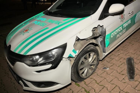 ALKOLLÜ SÜRÜCÜ ÖNCE POLİS ARACINA, SONRA AĞACA ÇARPARAK DURDU: 2 GÖZALTI UYGULAMADA NOKTASINDAN KAÇAN ALKOLLÜ SÜRÜCÜ, KİLOMETRELERCE SÜREN TAKİP SONUCU YAKALANDI