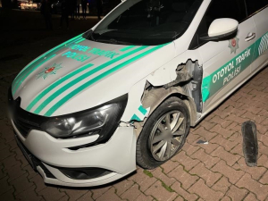 ALKOLLÜ SÜRÜCÜ ÖNCE POLİS ARACINA, SONRA AĞACA ÇARPARAK DURDU: 2 GÖZALTI UYGULAMADA NOKTASINDAN KAÇAN ALKOLLÜ SÜRÜCÜ, KİLOMETRELERCE SÜREN TAKİP SONUCU YAKALANDI
