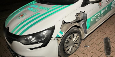 ALKOLLÜ SÜRÜCÜ ÖNCE POLİS ARACINA, SONRA AĞACA ÇARPARAK DURDU: 2 GÖZALTI UYGULAMADA NOKTASINDAN KAÇAN ALKOLLÜ SÜRÜCÜ, KİLOMETRELERCE SÜREN TAKİP SONUCU YAKALANDI