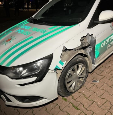ALKOLLÜ SÜRÜCÜ ÖNCE POLİS ARACINA, SONRA AĞACA ÇARPARAK DURDU: 2 GÖZALTI UYGULAMADA NOKTASINDAN KAÇAN ALKOLLÜ SÜRÜCÜ, KİLOMETRELERCE SÜREN TAKİP SONUCU YAKALANDI