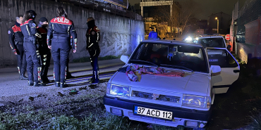 ALKOLLÜ VE EHLİYETSİZ SÜRÜCÜ POLİSTEN KAÇTI: BİR KİŞİYİ YARALADIĞI ORTAYA ÇIKTI