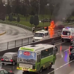 BARİYERE ÇARPAN OTOMOBİL ALEV TOPUNA DÖNDÜ