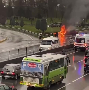 BARİYERE ÇARPAN OTOMOBİL ALEV TOPUNA DÖNDÜ