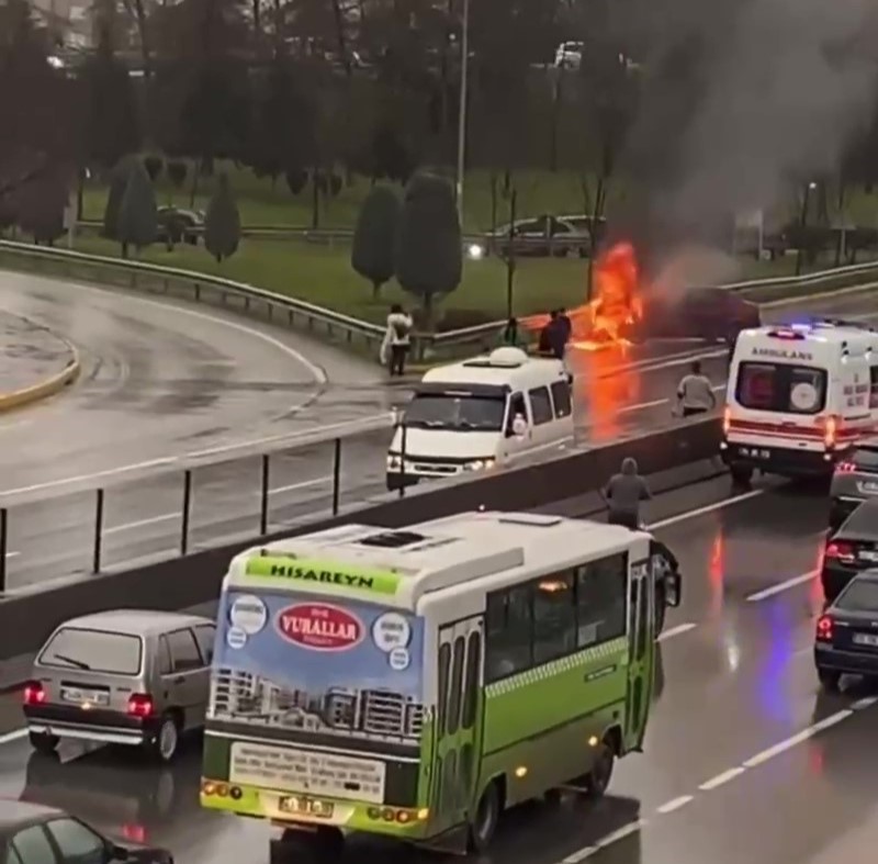 BARİYERE ÇARPAN OTOMOBİL ALEV TOPUNA DÖNDÜ