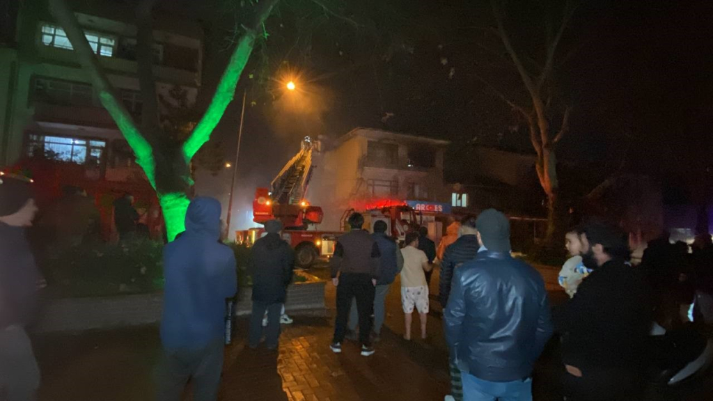 BİNANIN 3. KATI ALEV ALEV YANDI: VATANDAŞLAR FİLM SEYREDER GİBİ İZLEDİ