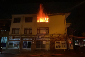 BİNANIN 3. KATI ALEV ALEV YANDI: VATANDAŞLAR FİLM SEYREDER GİBİ İZLEDİ