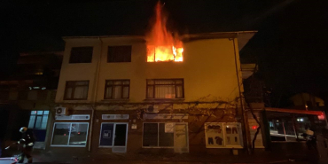 BİNANIN 3. KATI ALEV ALEV YANDI: VATANDAŞLAR FİLM SEYREDER GİBİ İZLEDİ