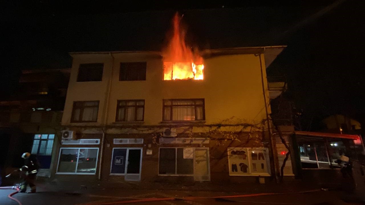 BİNANIN 3. KATI ALEV ALEV YANDI: VATANDAŞLAR FİLM SEYREDER GİBİ İZLEDİ
