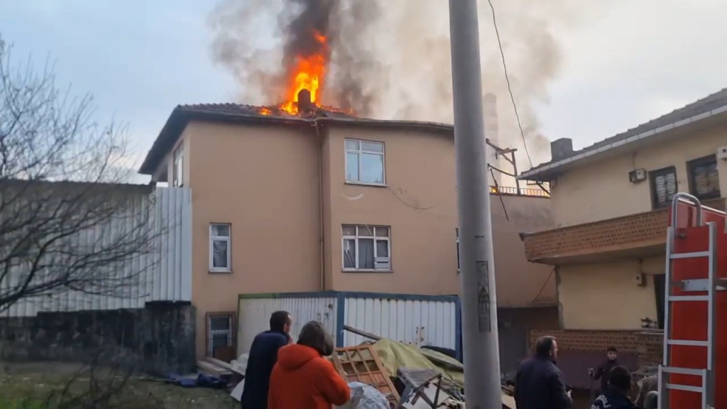 BİNANIN ÇATI KATI ALEV ALEV YANDI