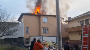 BİNANIN ÇATI KATI ALEV ALEV YANDI