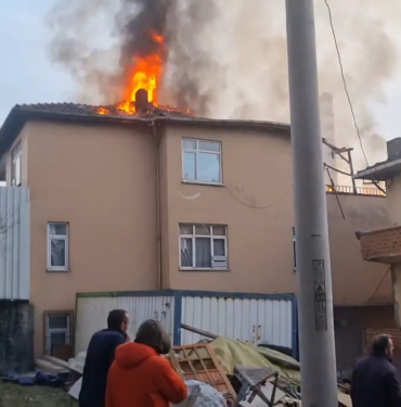 BİNANIN ÇATI KATI ALEV ALEV YANDI