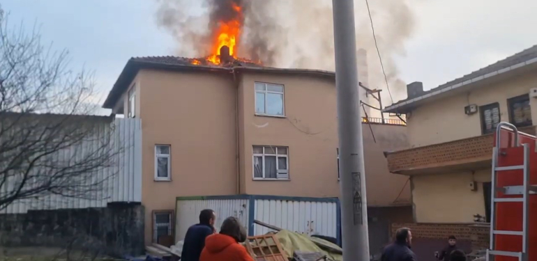 BİNANIN ÇATI KATI ALEV ALEV YANDI