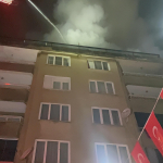 BİNAYI ATEŞE VERDİ, KAÇMAYA ÇALIŞIRKEN YAKALANDI 6 KATLI BİNANIN TERASI ALEV ALEV YANDI: GECENİN KARANLIĞINI ALEVLER AYDINLATTI BİNAYI ATEŞE VEREN ŞAHSI, ÖFKELİ KALABALIĞIN ELİNDEN POLİS ALDI İTFAİYE ALEVLERİN ARASINDA MAHSUR KALAN KEDİ VE KÖPEĞİ KURTARDI