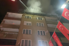 BİNAYI ATEŞE VERDİ, KAÇMAYA ÇALIŞIRKEN YAKALANDI 6 KATLI BİNANIN TERASI ALEV ALEV YANDI: GECENİN KARANLIĞINI ALEVLER AYDINLATTI BİNAYI ATEŞE VEREN ŞAHSI, ÖFKELİ KALABALIĞIN ELİNDEN POLİS ALDI İTFAİYE ALEVLERİN ARASINDA MAHSUR KALAN KEDİ VE KÖPEĞİ KURTARDI