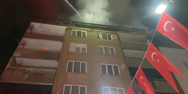 BİNAYI ATEŞE VERDİ, KAÇMAYA ÇALIŞIRKEN YAKALANDI 6 KATLI BİNANIN TERASI ALEV ALEV YANDI: GECENİN KARANLIĞINI ALEVLER AYDINLATTI BİNAYI ATEŞE VEREN ŞAHSI, ÖFKELİ KALABALIĞIN ELİNDEN POLİS ALDI İTFAİYE ALEVLERİN ARASINDA MAHSUR KALAN KEDİ VE KÖPEĞİ KURTARDI