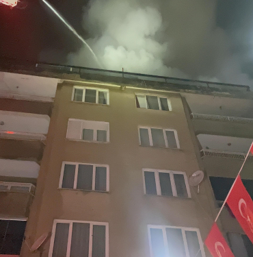 BİNAYI ATEŞE VERDİ, KAÇMAYA ÇALIŞIRKEN YAKALANDI 6 KATLI BİNANIN TERASI ALEV ALEV YANDI: GECENİN KARANLIĞINI ALEVLER AYDINLATTI BİNAYI ATEŞE VEREN ŞAHSI, ÖFKELİ KALABALIĞIN ELİNDEN POLİS ALDI İTFAİYE ALEVLERİN ARASINDA MAHSUR KALAN KEDİ VE KÖPEĞİ KURTARDI
