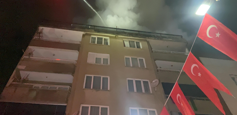 BİNAYI ATEŞE VERDİ, KAÇMAYA ÇALIŞIRKEN YAKALANDI 6 KATLI BİNANIN TERASI ALEV ALEV YANDI: GECENİN KARANLIĞINI ALEVLER AYDINLATTI BİNAYI ATEŞE VEREN ŞAHSI, ÖFKELİ KALABALIĞIN ELİNDEN POLİS ALDI İTFAİYE ALEVLERİN ARASINDA MAHSUR KALAN KEDİ VE KÖPEĞİ KURTARDI