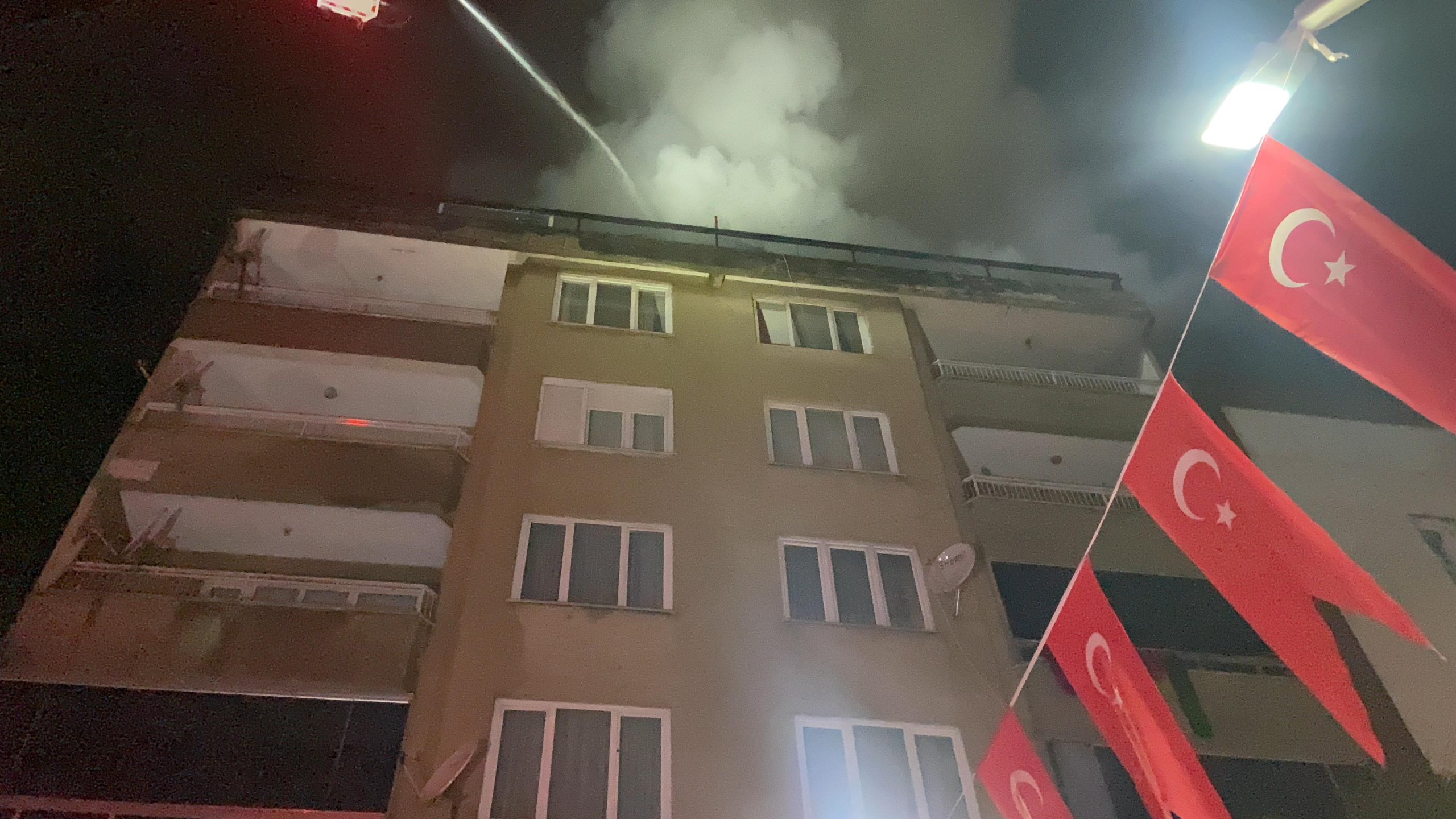 BİNAYI ATEŞE VERDİ, KAÇMAYA ÇALIŞIRKEN YAKALANDI 6 KATLI BİNANIN TERASI ALEV ALEV YANDI: GECENİN KARANLIĞINI ALEVLER AYDINLATTI BİNAYI ATEŞE VEREN ŞAHSI, ÖFKELİ KALABALIĞIN ELİNDEN POLİS ALDI İTFAİYE ALEVLERİN ARASINDA MAHSUR KALAN KEDİ VE KÖPEĞİ KURTARDI