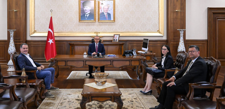 Bülent Sarı DAYAKÇI PATRONLA FOTOĞRAF PAYLAŞAN VALİ BUGÜN NEREDE