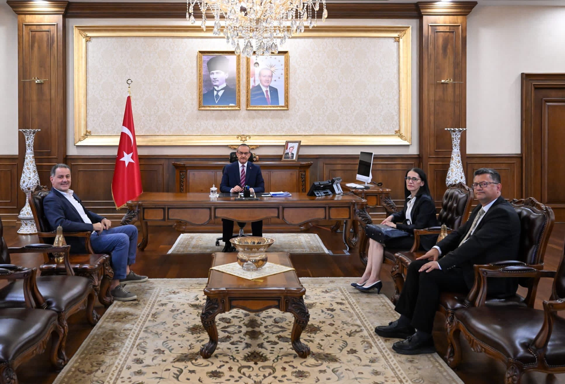 Bülent Sarı DAYAKÇI PATRONLA FOTOĞRAF PAYLAŞAN VALİ BUGÜN NEREDE