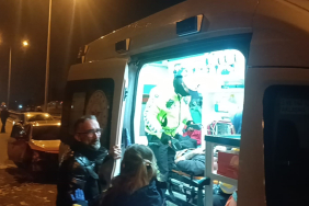 ÇARPIŞAN İKİ OTOMOBİLİN TEKERLERİ YOLA SAVRULDU: 1 YARALI