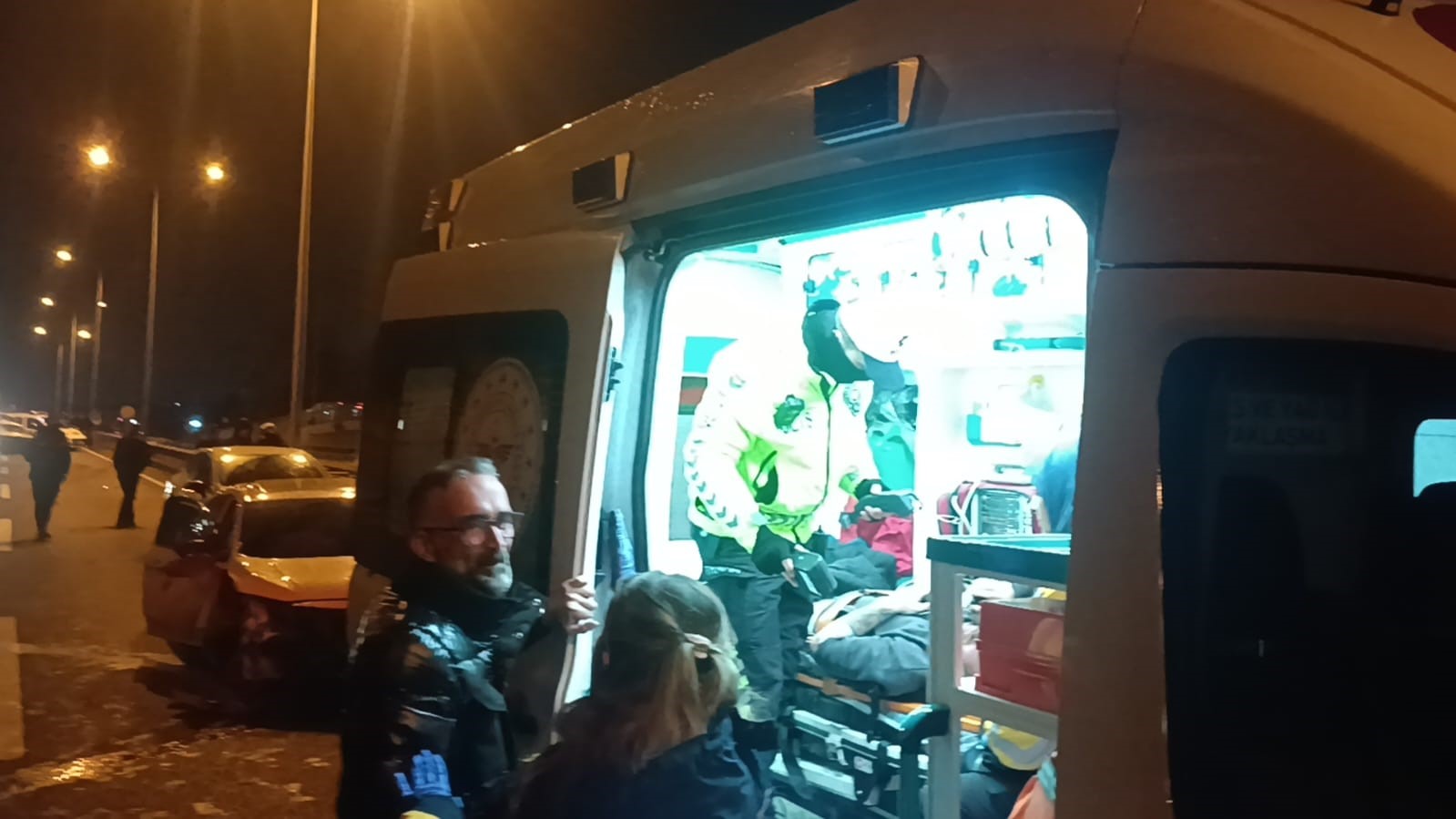 ÇARPIŞAN İKİ OTOMOBİLİN TEKERLERİ YOLA SAVRULDU: 1 YARALI