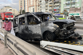 D 100'DE HAFİF TİCARİ ARAÇ ALEV ALEV YANDI ALEV TOPUNA DÖNEN HAFİFİ TİCARİ ARAÇTAN GERİYE DEMİR YIĞINI KALDI