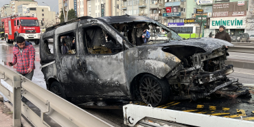 D 100'DE HAFİF TİCARİ ARAÇ ALEV ALEV YANDI ALEV TOPUNA DÖNEN HAFİFİ TİCARİ ARAÇTAN GERİYE DEMİR YIĞINI KALDI