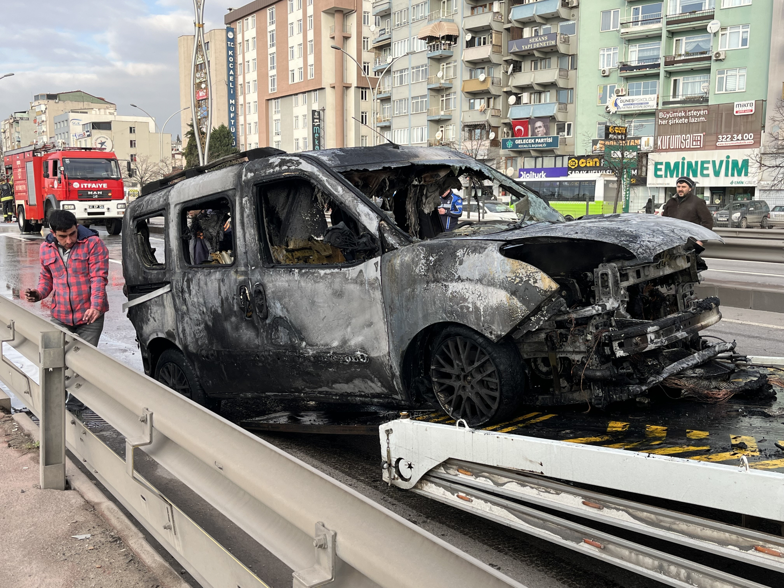 D 100'DE HAFİF TİCARİ ARAÇ ALEV ALEV YANDI ALEV TOPUNA DÖNEN HAFİFİ TİCARİ ARAÇTAN GERİYE DEMİR YIĞINI KALDI