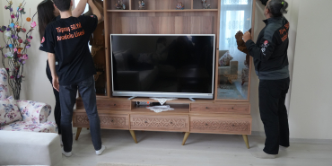 DEPREMDE ÖLÜMLERİN YÜZDE 3'Ü, YARALANMALARIN YÜZDE 50'Sİ SABİTLENMEMİŞ EŞYALARDAN KAYNAKLANIYOR SABİTLENMEYEN EŞYALAR BAKIN DEPREMDE NE KADAR RİSK OLUŞTURUYOR