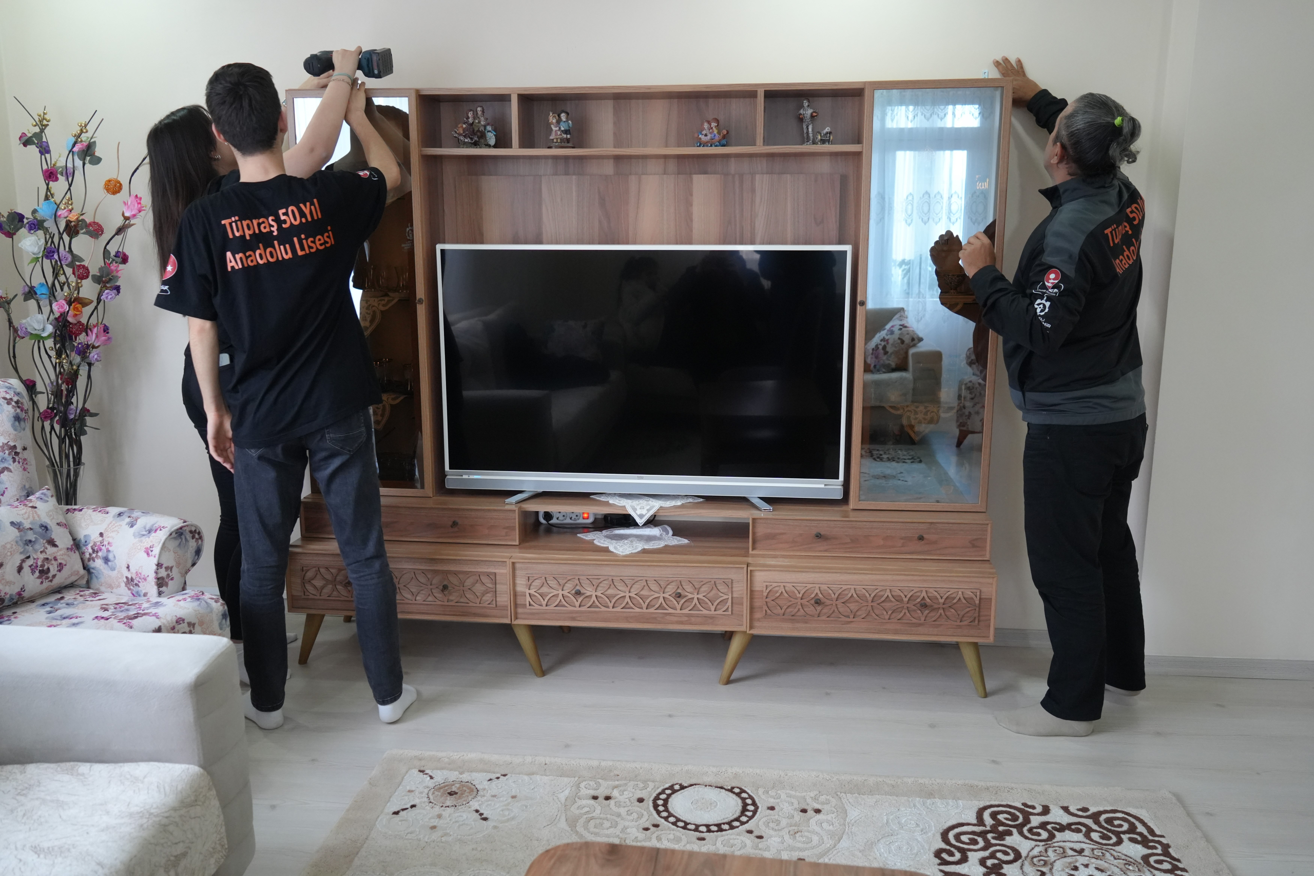 DEPREMDE ÖLÜMLERİN YÜZDE 3'Ü, YARALANMALARIN YÜZDE 50'Sİ SABİTLENMEMİŞ EŞYALARDAN KAYNAKLANIYOR SABİTLENMEYEN EŞYALAR BAKIN DEPREMDE NE KADAR RİSK OLUŞTURUYOR