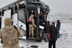 KARS'TA YOLCU OTOBÜSÜ KAZA YAPTI: 2 ÖLÜ, 8 YARALI