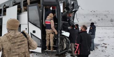 KARS'TA YOLCU OTOBÜSÜ KAZA YAPTI: 2 ÖLÜ, 8 YARALI