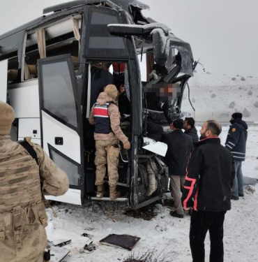 KARS'TA YOLCU OTOBÜSÜ KAZA YAPTI: 2 ÖLÜ, 8 YARALI