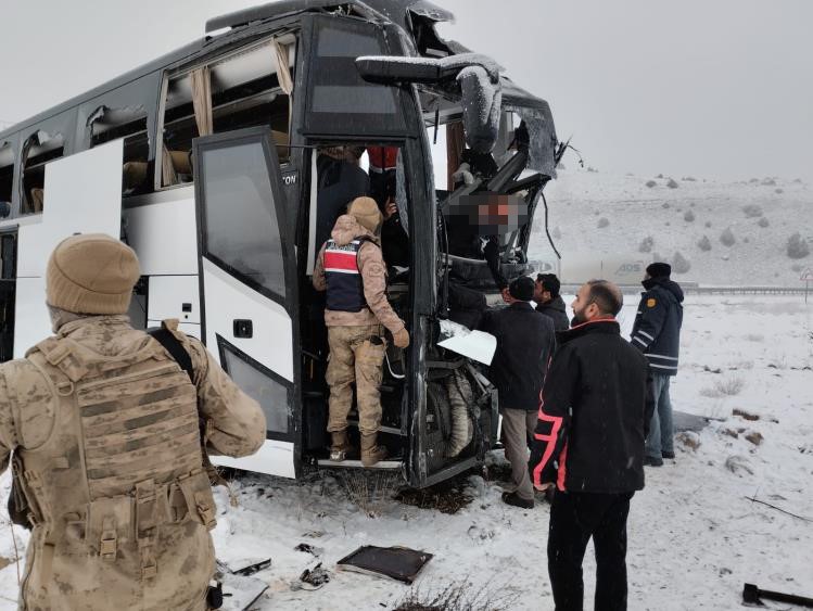KARS'TA YOLCU OTOBÜSÜ KAZA YAPTI: 2 ÖLÜ, 8 YARALI