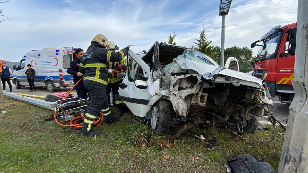 DİREKSİYON BAŞINDA FENALAŞAN SÜRÜCÜ DİREĞE ÇARPTI : 1 ÖLÜ 2 YARALI HASTANE DÖNÜŞÜ FECİ KAZA : BABA ÖLDÜ, ANNE VE OĞLU YARALANDI ÇARPIŞMANIN ŞİDDETİYLE MOTOR ARAÇTAN FIRLADI